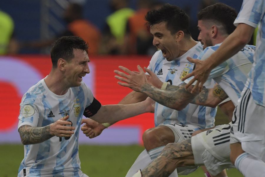 Messi bật khóc khi tiếng còi trận chung kết Copa vang lên