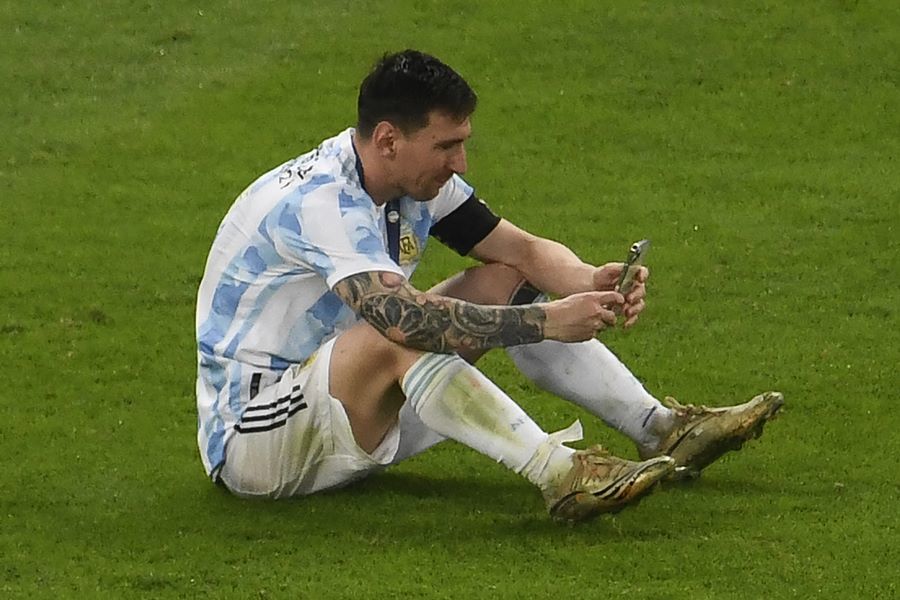 Khoảnh khắc lịch sử: Messi nâng cao Cúp vô địch Copa America