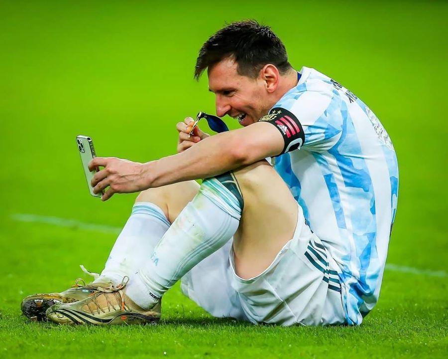 Messi gọi facetime khoe huy chương chiến thắng với vợ con