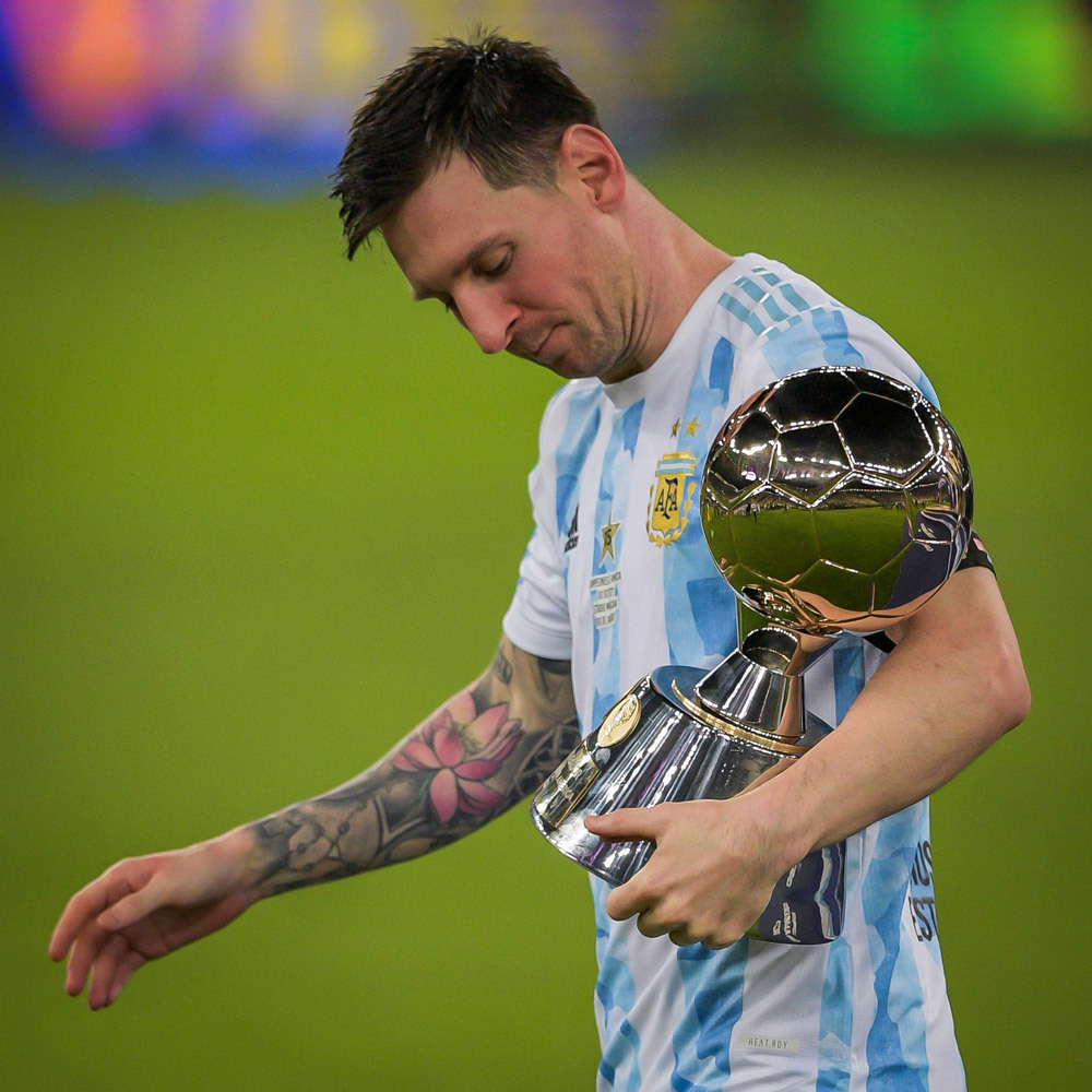 Trong hình ảnh này, Messi đã phá dớp để đem lại chiến thắng cho đội tuyển Argentina. Những pha bóng đẳng cấp và kỹ thuật tuyệt vời của anh đã khiến đối thủ phải dè chừng. Hãy cùng xem hình ảnh để cảm nhận tinh thần chiến đấu của Messi và đội tuyển Argentina!