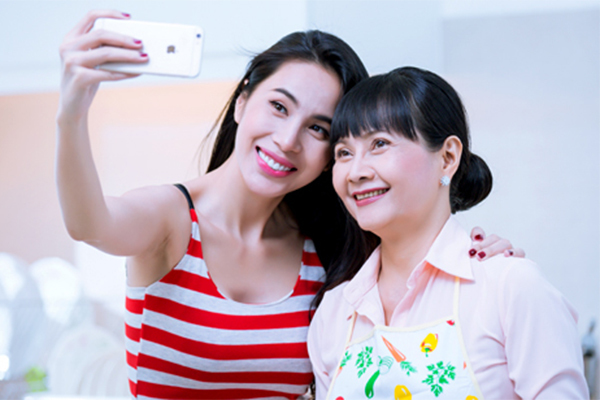 Ca sĩ Thủy Tiên: Cứ 1-2 ngày mẹ 'bắt' tôi gửi tiền