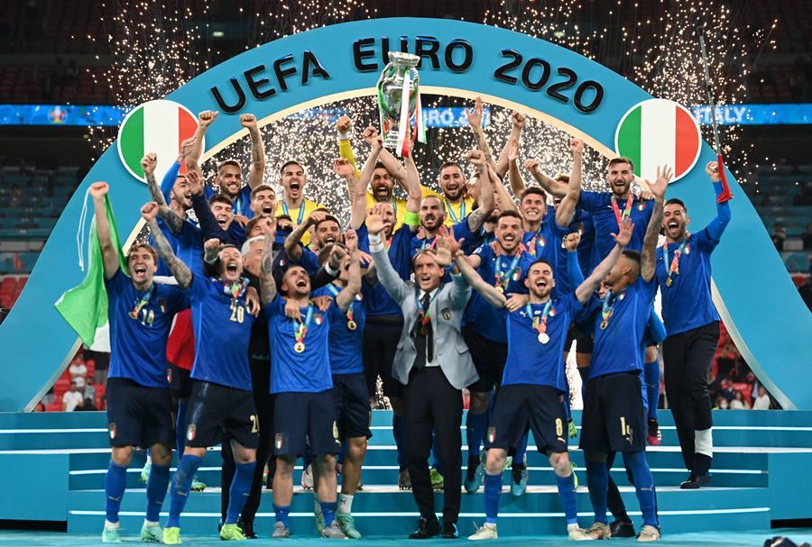 Italy vô địch EURO 2020: Nghệ thuật sử dụng 'hiệu ứng anh chị em nhỏ' của Mancini