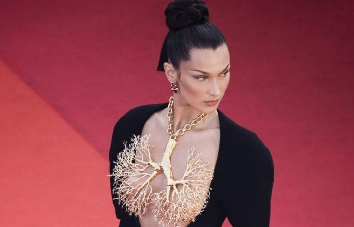 Siêu mẫu Bella Hadid dùng vòng cổ vàng che ngực trần ở Cannes