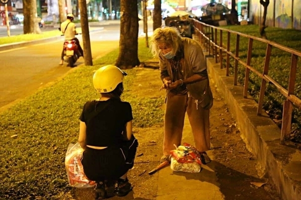 Người vô gia cư Sài thành không bị bỏ rơi nhờ món quà trong đêm