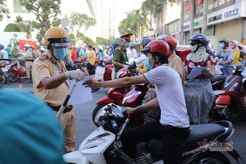 TP.HCM không kiểm tra giấy xét nghiệm khi ra đường có lý do chính đáng