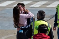 Biển người chào đón Argentina, Messi được vợ tặng quà đặc biệt