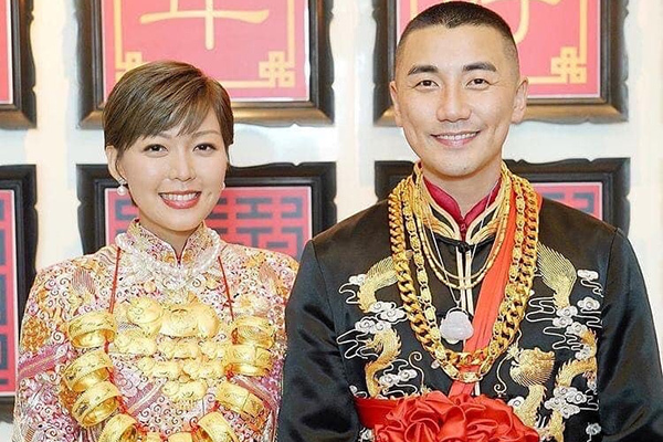 Tài tử Hồng Vĩnh Thành chi chục tỷ làm đám cưới ‘dát vàng’ khắp người