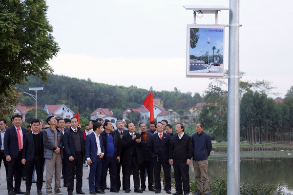Điện mặt trời chiếu sáng đường quê Sơn Thịnh