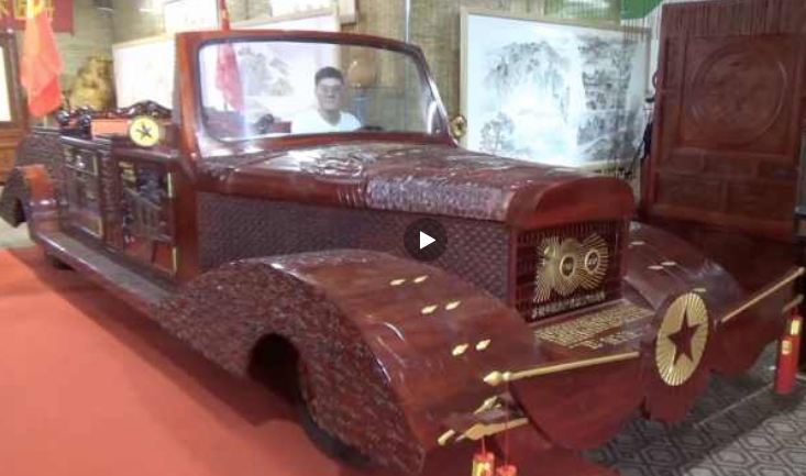 Người đàn ông dùng 2,8 tấn gỗ chế chiếc xe cổ trong 10 tháng