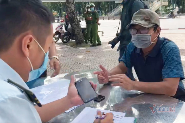 TP.HCM kiểm tra người ra đường, những ngày đầu chủ yếu nhắc nhở