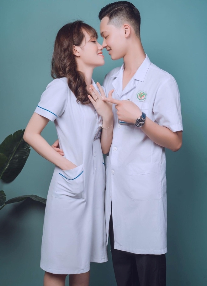 Bố ôm tạm biệt con thơ lên đường vào 'tâm dịch' TP.HCM