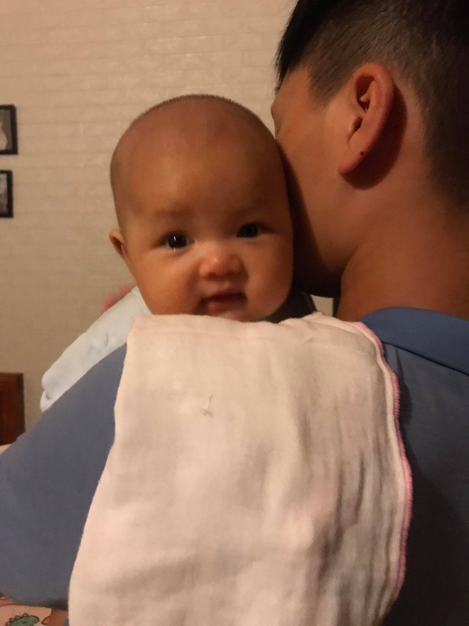 Bố ôm tạm biệt con thơ lên đường vào 'tâm dịch' TP.HCM