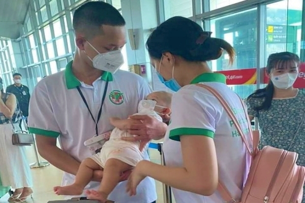 Bố ôm tạm biệt con thơ lên đường vào 'tâm dịch' TP.HCM
