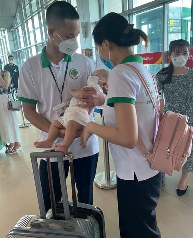 Bố ôm tạm biệt con thơ lên đường vào 'tâm dịch' TP.HCM
