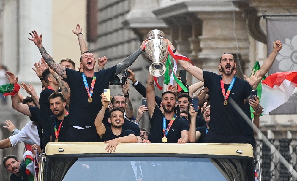 Nhà vô địch EURO diễu hành hoành tráng trên đường phố Rome