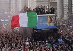Nhà vô địch EURO diễu hành hoành tráng trên đường phố Rome