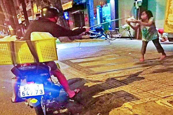 ‘Cánh tay’ đặc biệt chuyển suất cơm nóng giữa đêm khuya Sài thành