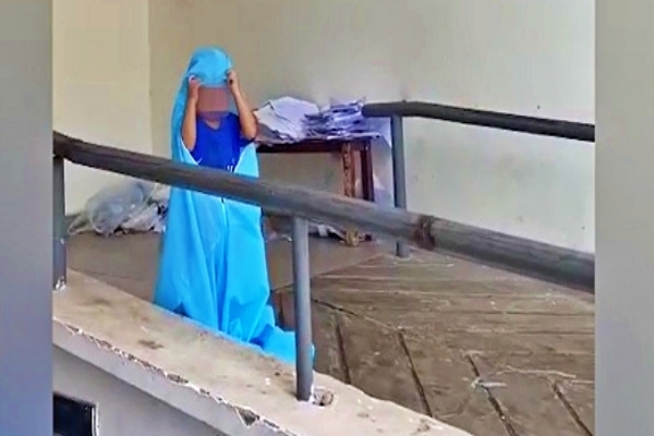 Bé F0 ở TP.HCM khóc đòi mẹ, người lớn chỉ có thể dỗ từ xa