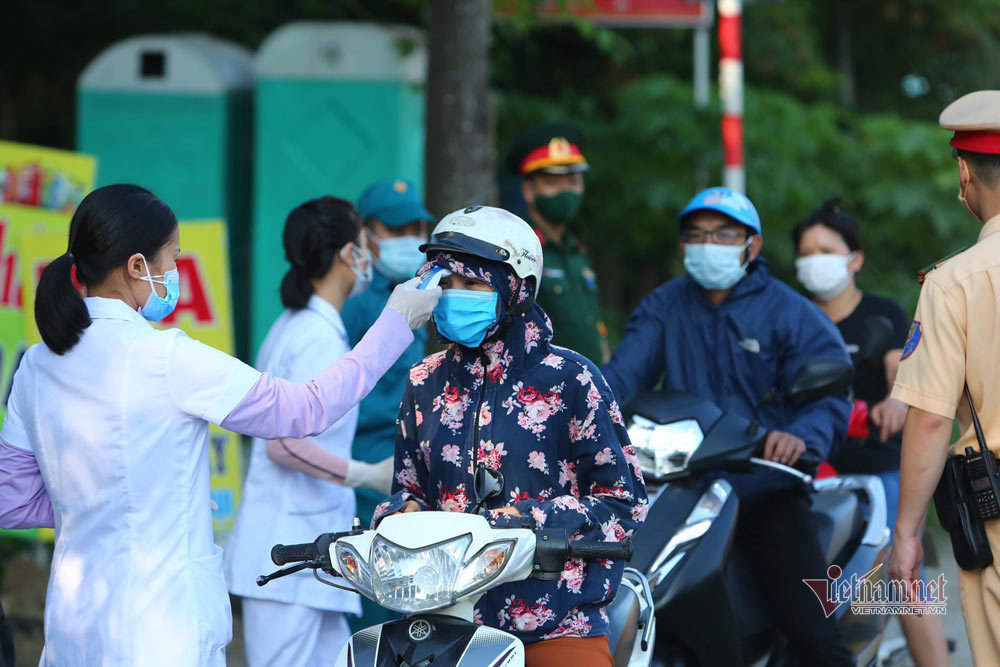 Hình ảnh đầu tiên tại các chốt cửa ngõ Hà Nội, có test nhanh Covid-19