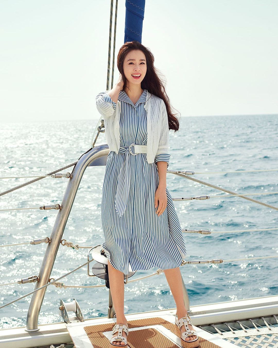 Khán giả khen nhan sắc Kim Tae Hee khi diện loạt váy áo hè