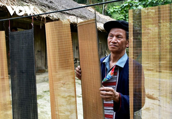 Weaving screens for paper-making craft