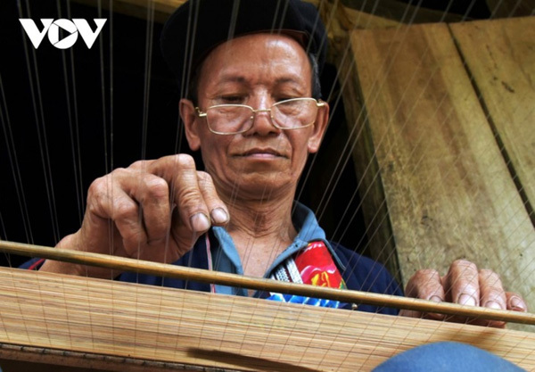 Weaving screens for paper-making craft