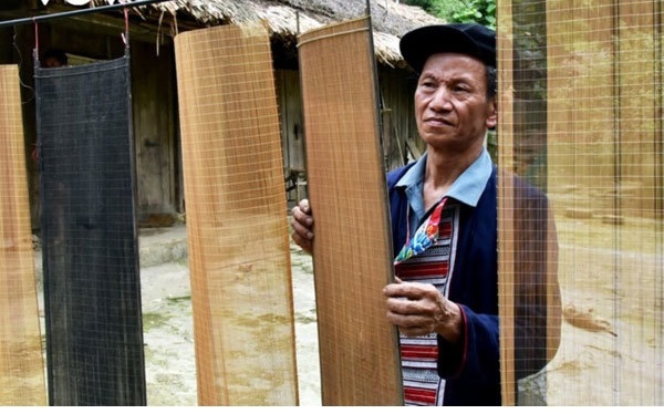 Weaving screens for paper-making craft