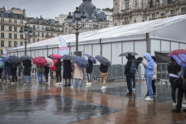 Gần 1 triệu người đăng ký tiêm vắc xin Covid-19 sau một tuyên bố của Tổng thống Pháp