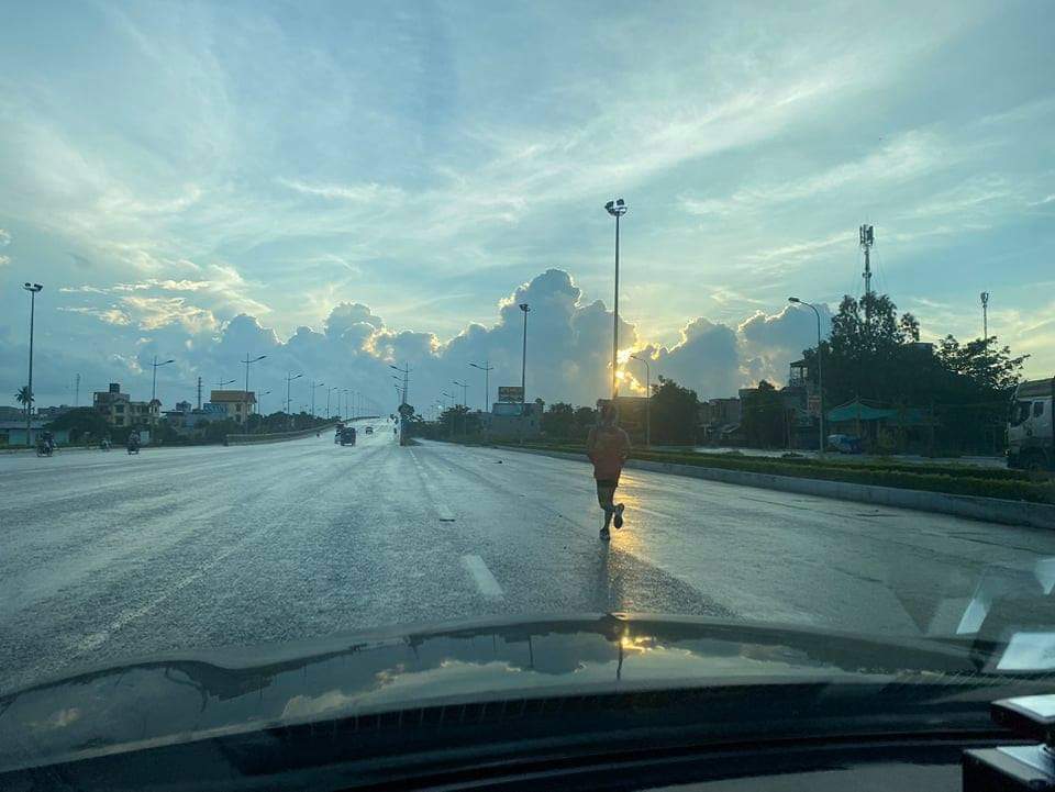 Chàng nông dân nuôi ốc chạy bộ 19km đón vợ trong ngày cưới