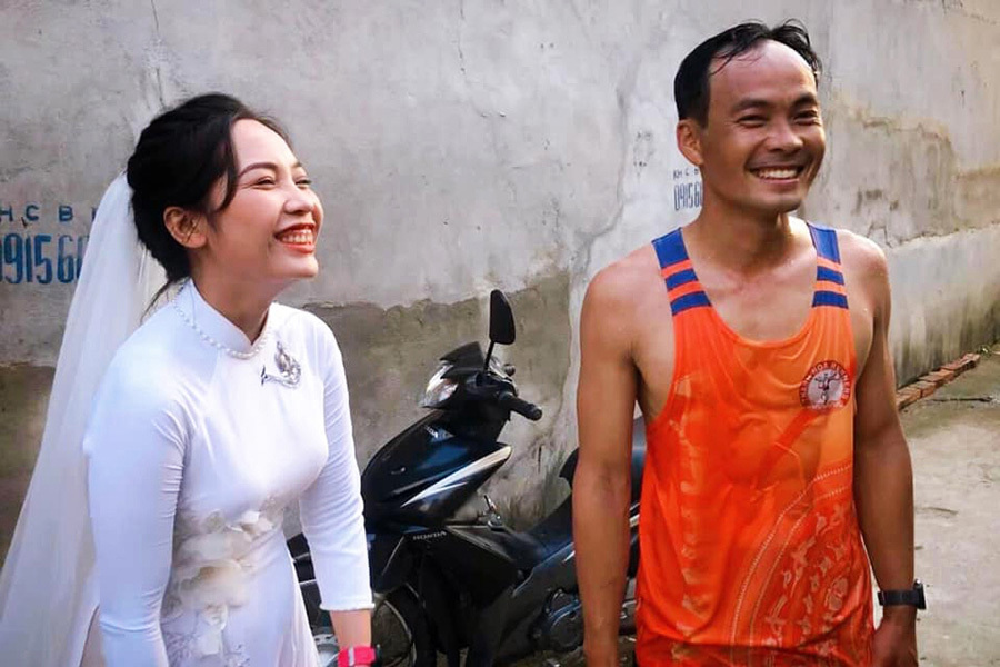 Chàng nông dân nuôi ốc chạy bộ 19km đón vợ trong ngày cưới