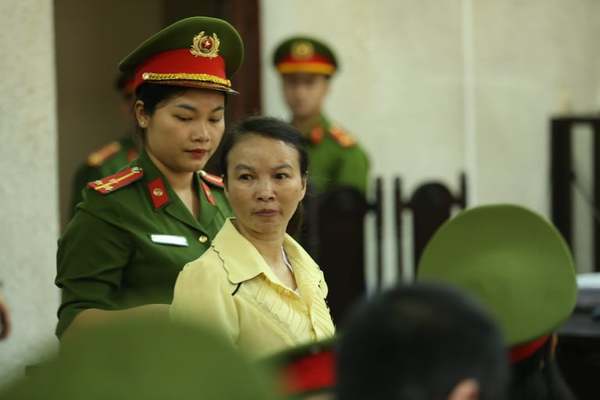 Hoãn xử phúc thẩm mẹ nữ sinh giao gà ở Điện Biên