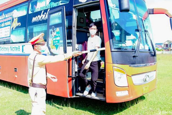 Xe khách chở 40 người từ vùng dịch Covid-19 về Nghệ An trốn khai báo y tế