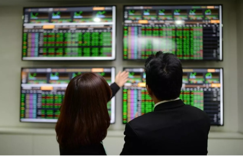 VN stock market hits record, big names rise