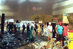 Đám đông cướp bóc, phóng hỏa nhà máy LG tại Nam Phi