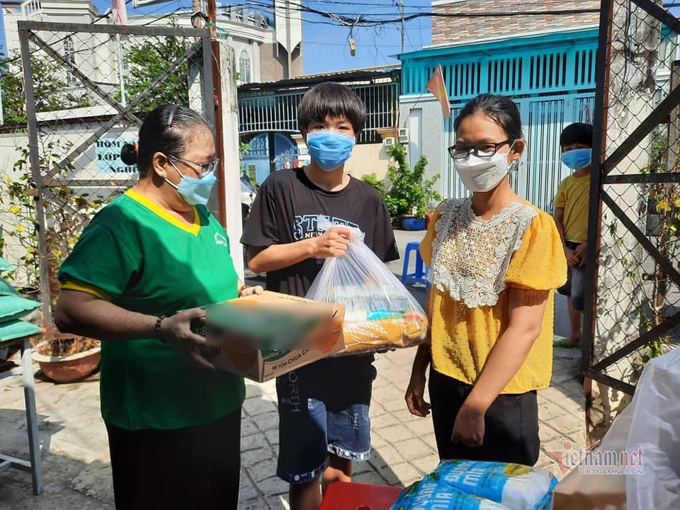 Gom thịt, cá... do 'mạnh thường quân' ủng hộ để nấu cơm tặng người nghèo