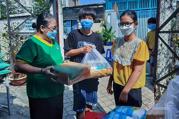 Bữa cơm nhà nghèo có thêm cá, thịt nhờ người Sài thành san sẻ