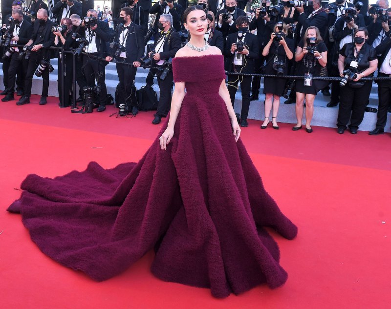 Sao 'Bản năng gốc' 63 tuổi mang cả 'vườn hoa' lên thảm đỏ Cannes