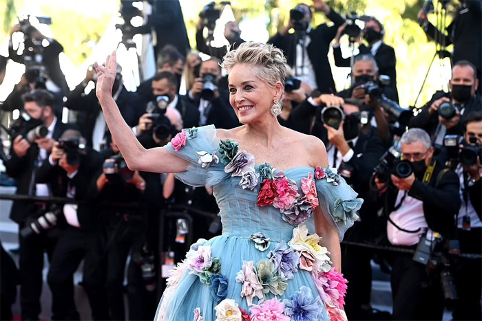 Sao 'Bản năng gốc' 63 tuổi mang cả 'vườn hoa' lên thảm đỏ Cannes