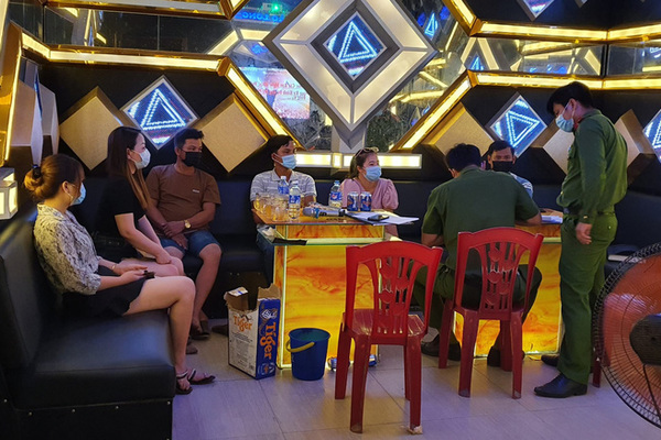 Cho khách hát karaoke