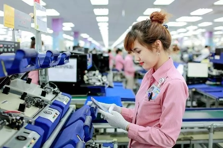 What's behind Apple's decision to make Ipads and MacBooks in Vietnam?