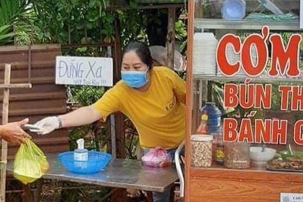 Chồng làm tấm biển 'đứng xa vợ tui ra' để nhắc khách giãn cách 2m