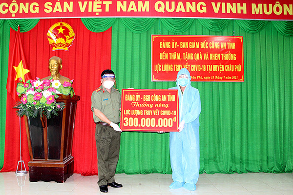 Đại tá Đinh Văn Nơi trao thưởng 300 triệu cho các cán bộ chống dịch ở điểm ‘nóng’