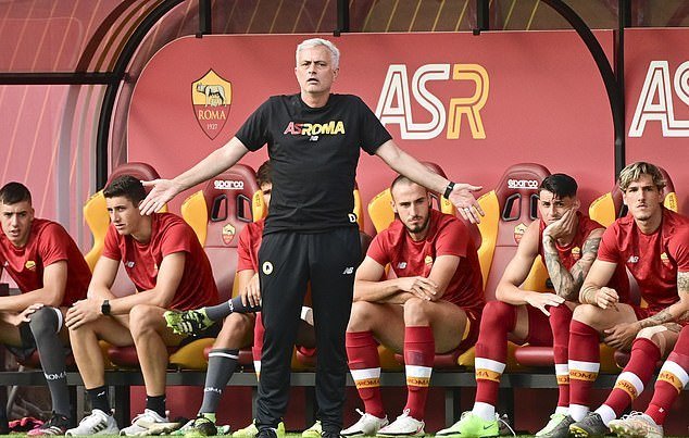 HLV Mourinho ra mắt Roma bằng trận thắng 10