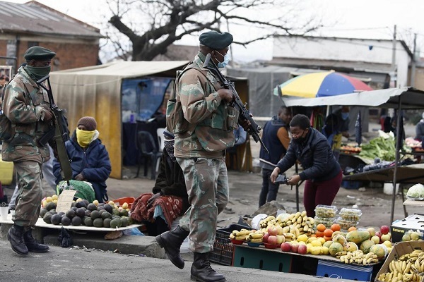 Nam Phi triển khai hàng chục nghìn binh sĩ đi dẹp loạn
