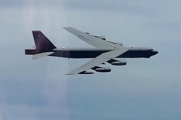 Video B-52 Mỹ áp sát không phận, Nga điều máy bay lên ‘hộ tống’