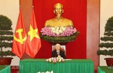 Vietnam, RoK leaders agree to step up ties in COVID-19 combat