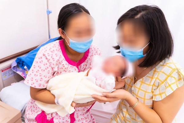 Em gái mang thai hộ vợ chồng anh trai sinh con gái khỏe mạnh