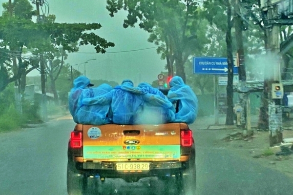 Chia sẻ cảm động của nhân vật trong bức ảnh tình nguyện viên ôm nhau dưới mưa