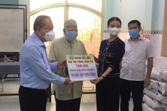 TPHCM: Phó Thủ tướng Thường trực Trương Hòa Bình tặng quà đồng bào Chăm bị ảnh hưởng Covid-19