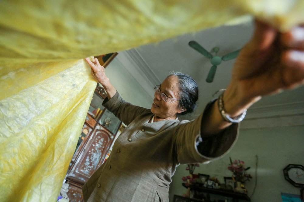 Độc đáo cách làm khẩu trang do hàng ngàn con tằm tự dệt thu hút khách mùa dịch Covid-19